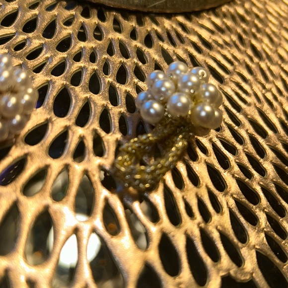 Pair of Vintage Pearl Cluster Fashion Rings. One ring is larger than other. - Picture 3 of 6